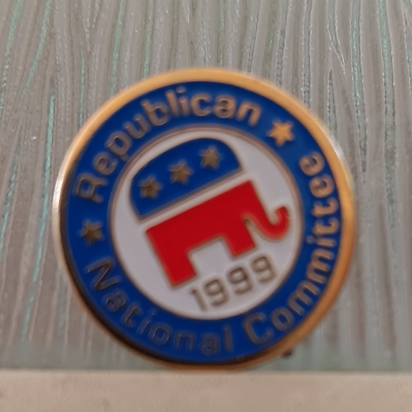 1999 Republican committee Pin - Picture 1 of 3